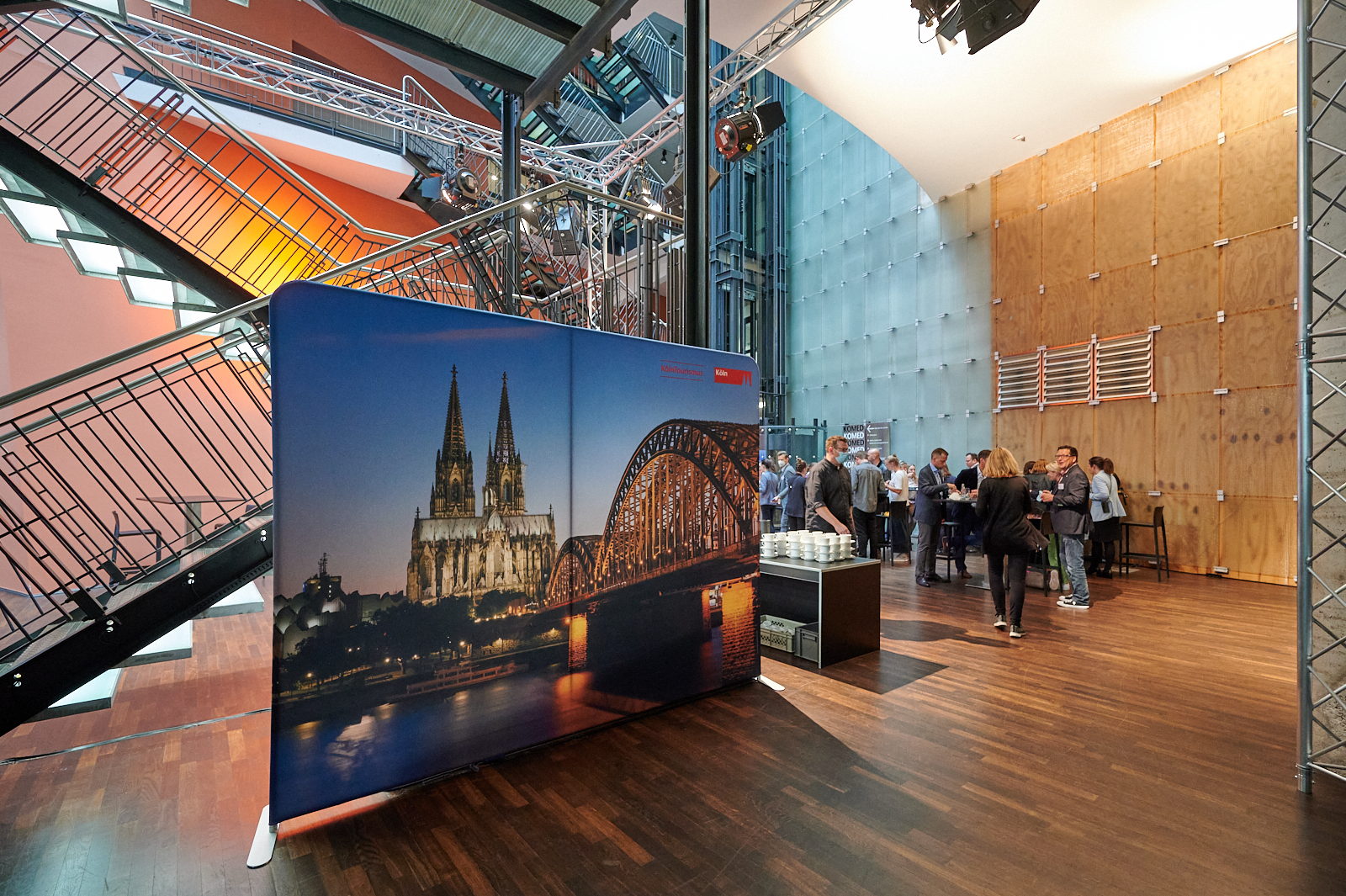 Stellwand mit dem Dom und der Hohenzollernbrücke im Foyer des KOMED