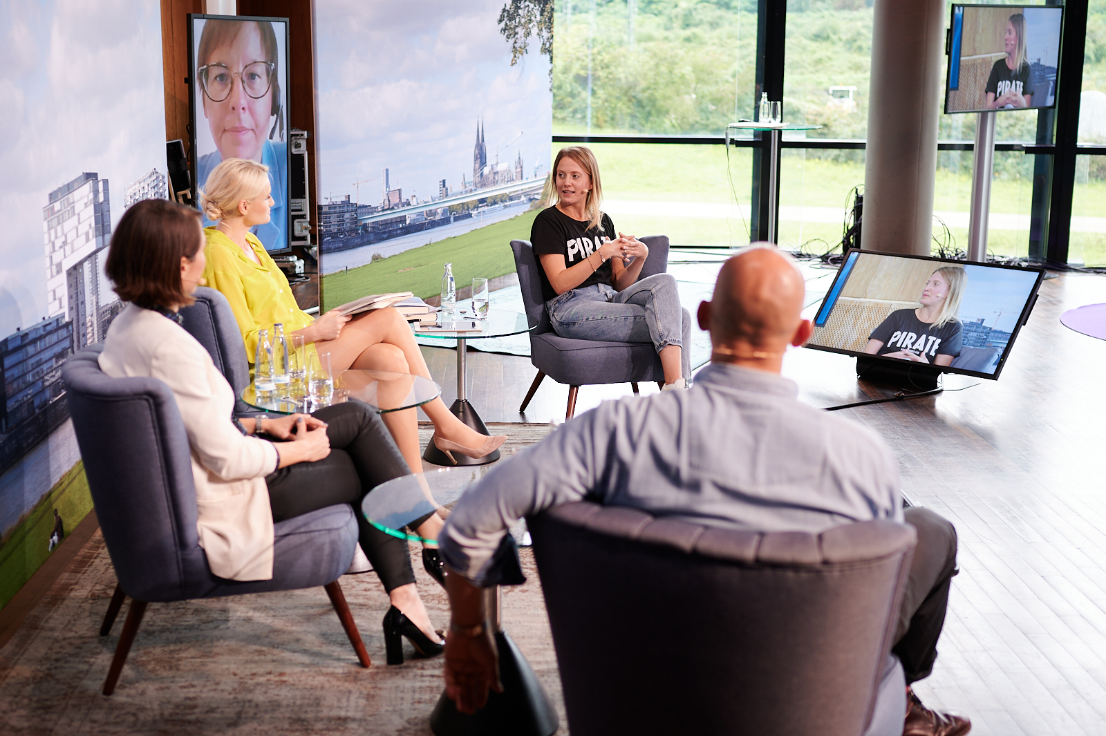Talkrunde auf einer Bühne