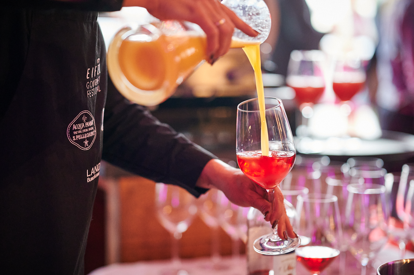 Cocktail wird ins Glas gefüllt