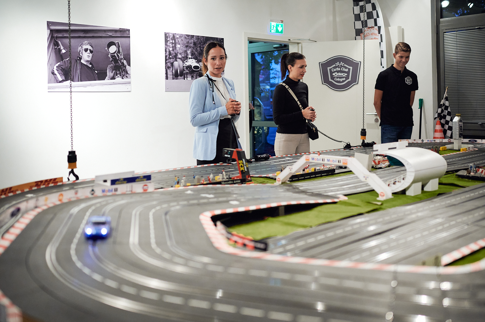 Spielzeugrennbahn mit Autos