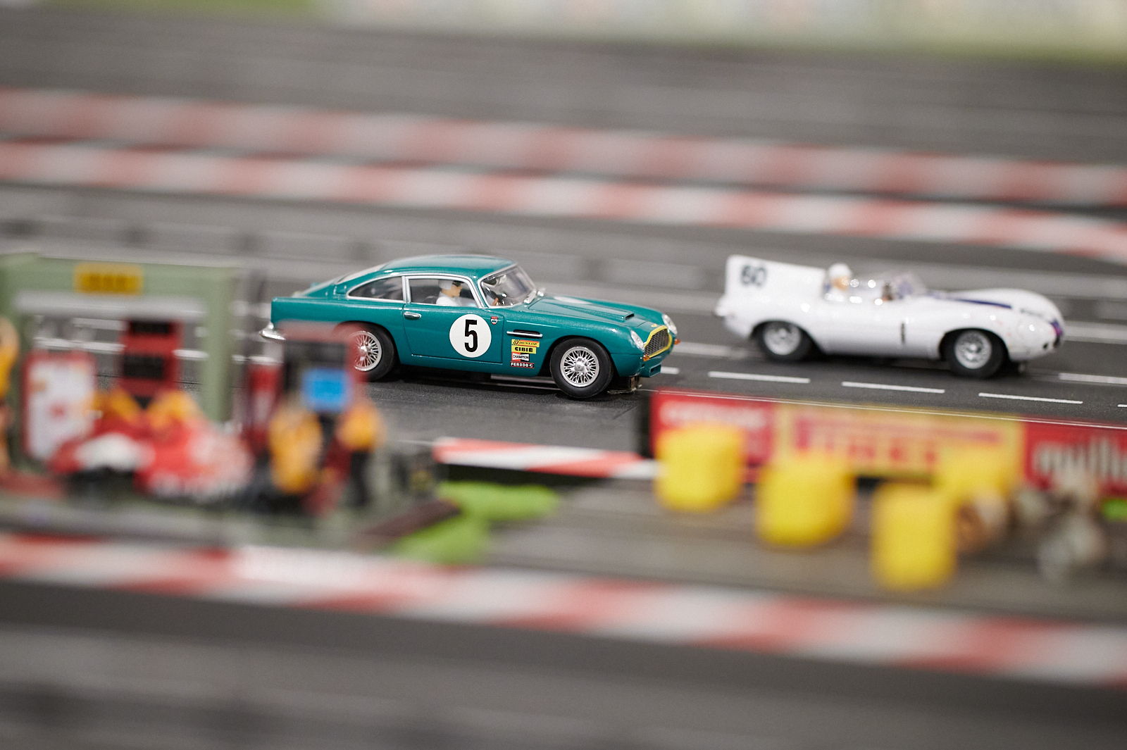 Zwei Spielzeugautos auf einer mini Kartbahn