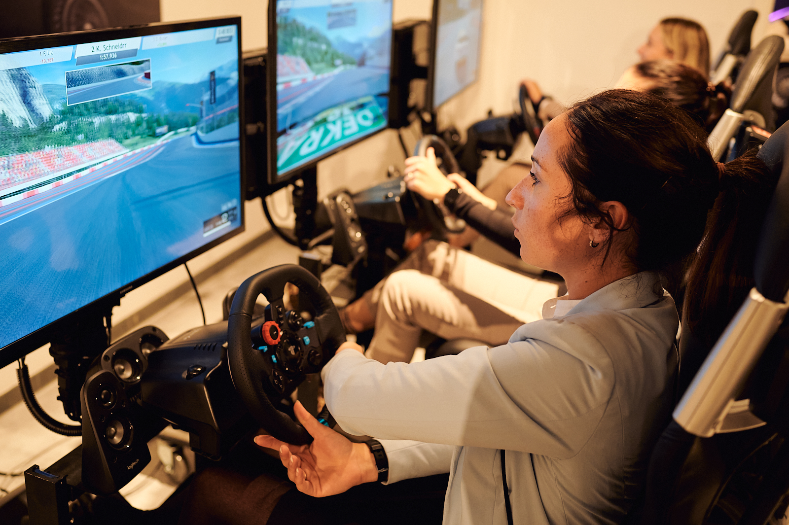 Frauen sitzen in einer Rennautosimulation