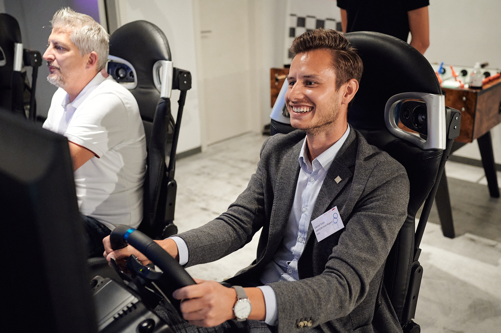 Zwei Männer in der Rennautosimulation