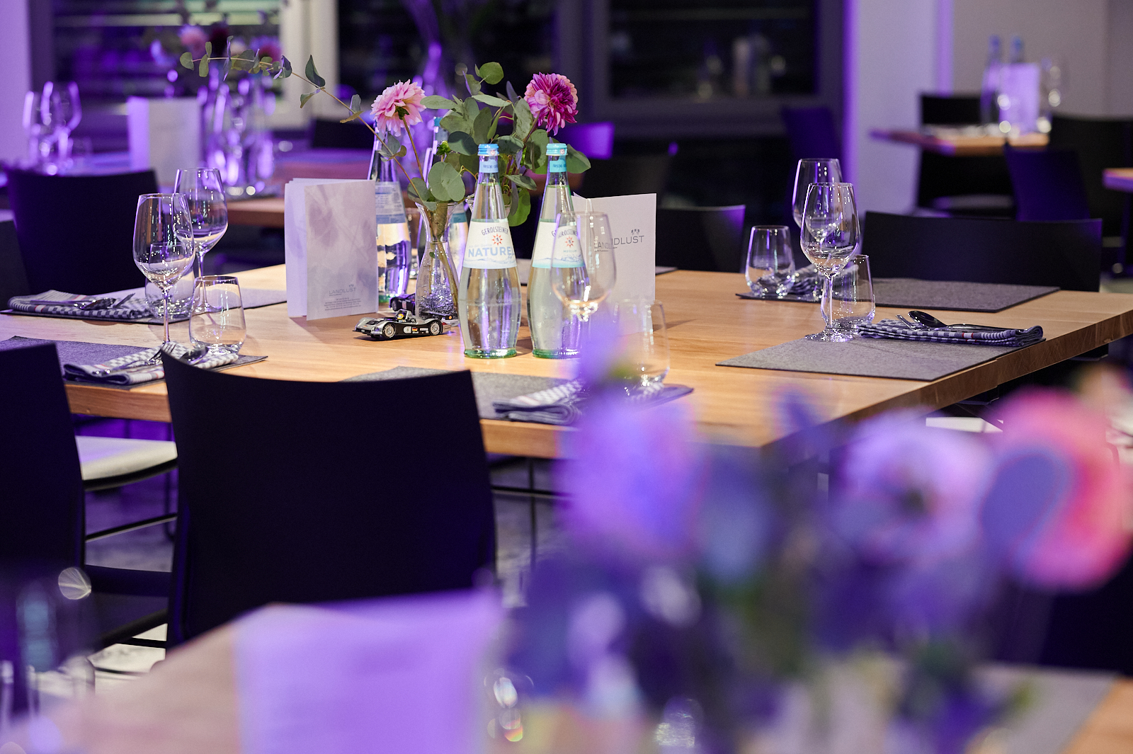 Tisch ist für ein Dinner eingedeckt