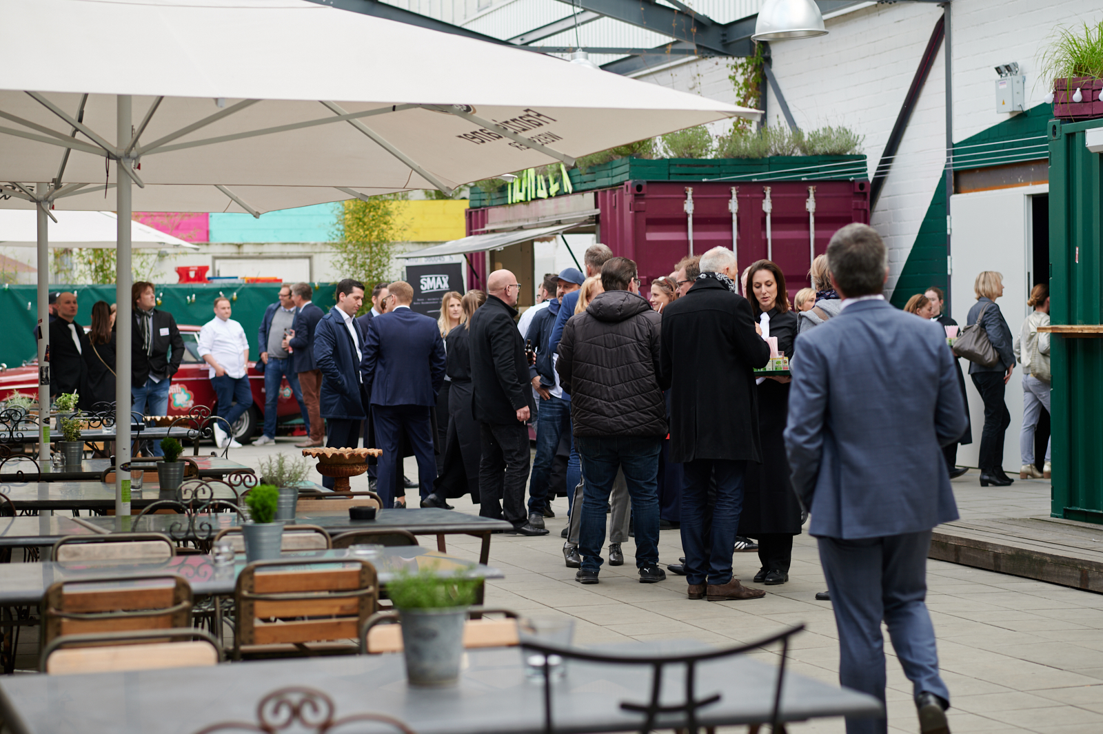 Menschen unterhalten sich auf einer Networking Veranstaltung