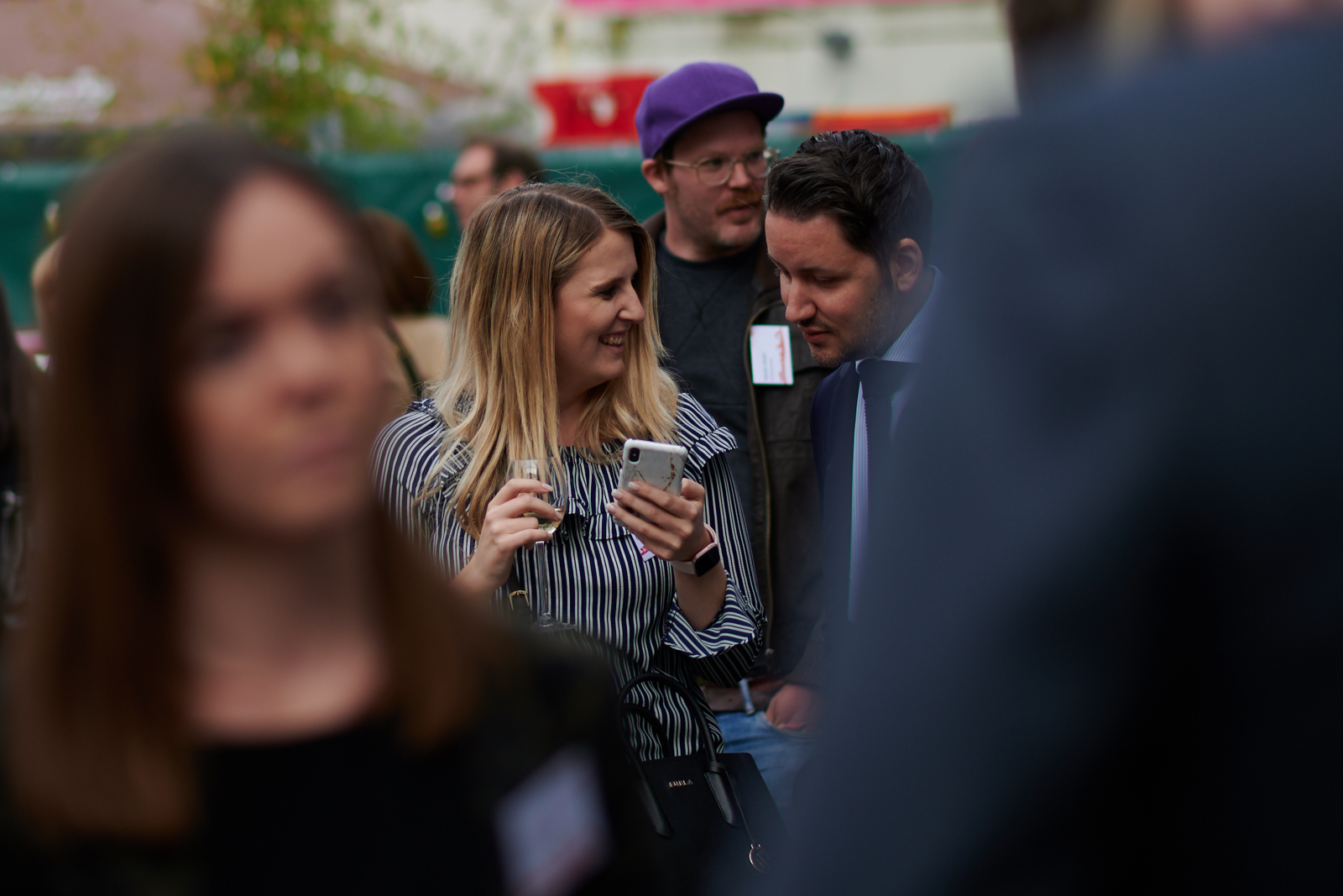 Menschen unterhalten sich auf einer Networking Veranstaltung