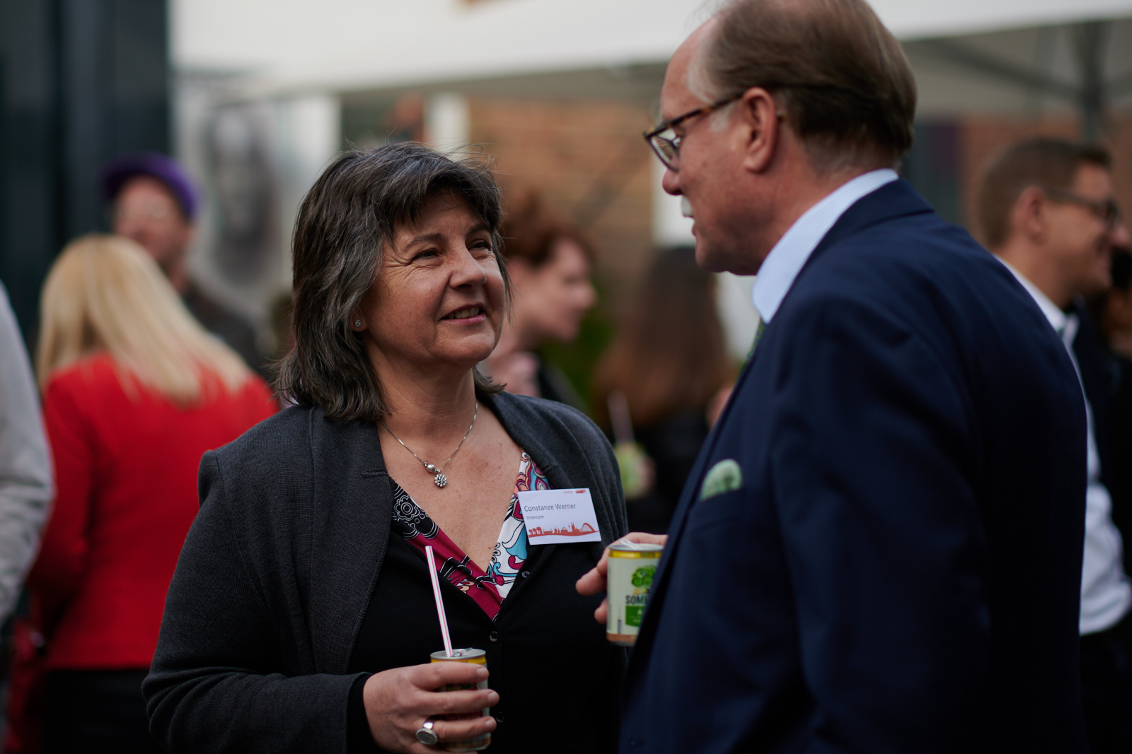 Menschen unterhalten sich auf einer Networking Veranstaltung