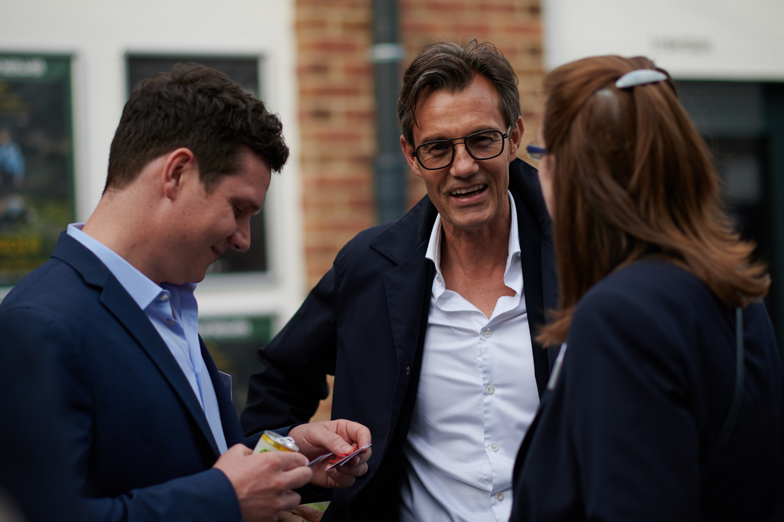 Menschen unterhalten sich auf einer Networking Veranstaltung