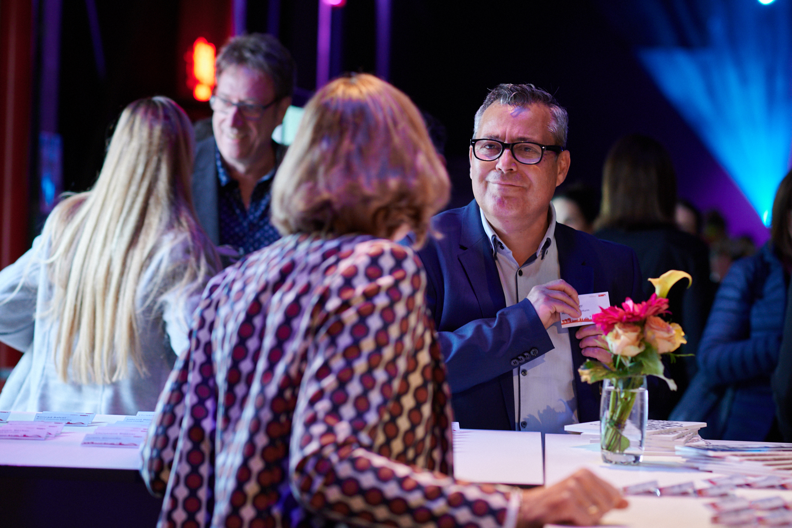 Menschen unterhalten sich auf einer Networking Veranstaltung