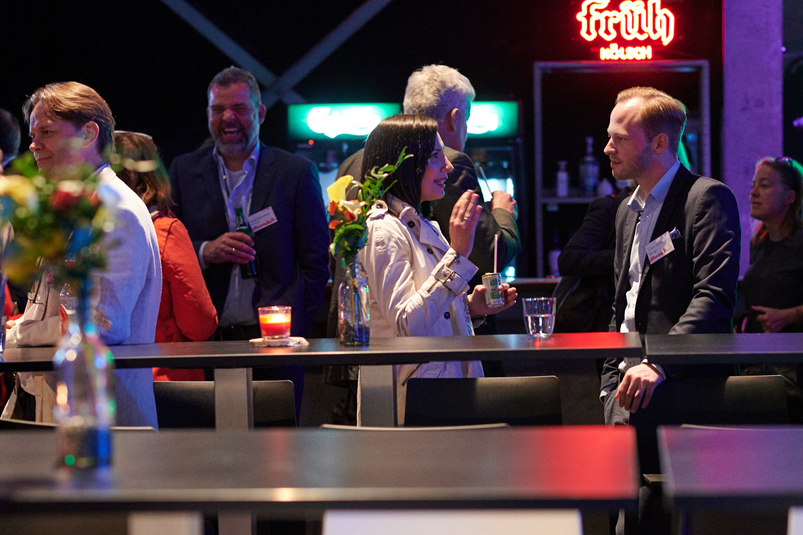 Menschen unterhalten sich auf einer Networking Veranstaltung