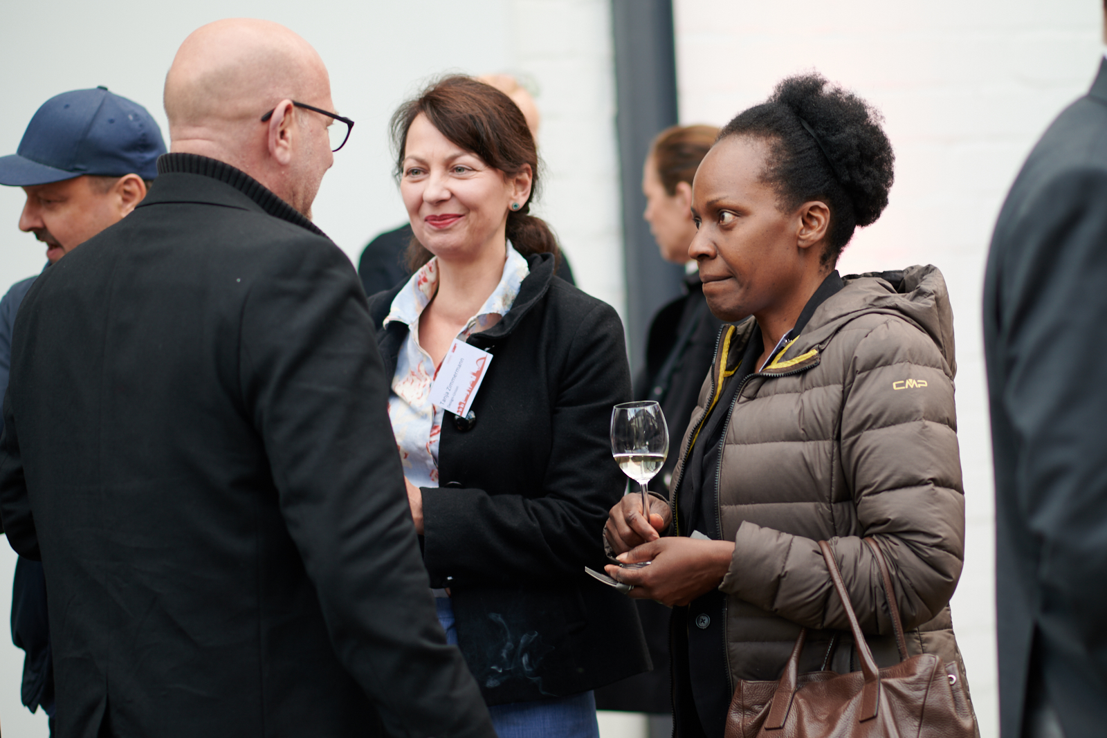 Menschen unterhalten sich auf einer Networking Veranstaltung