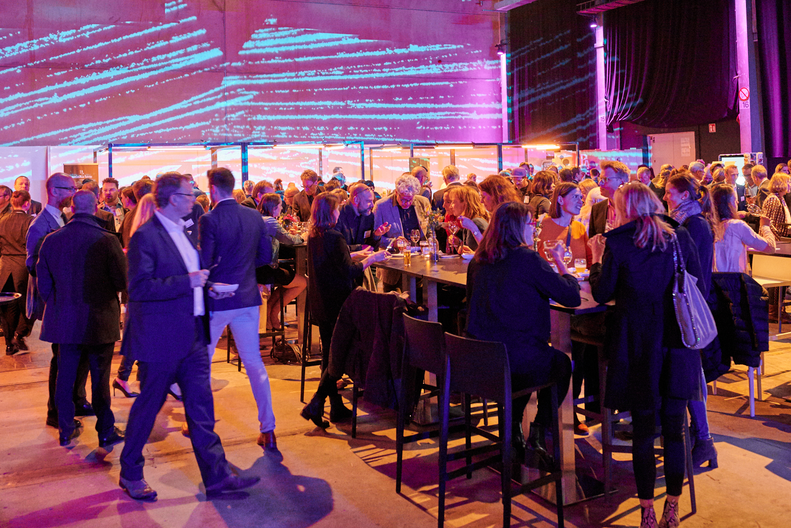 Menschenmenge unterhält sich auf einer Networking Veranstaltung