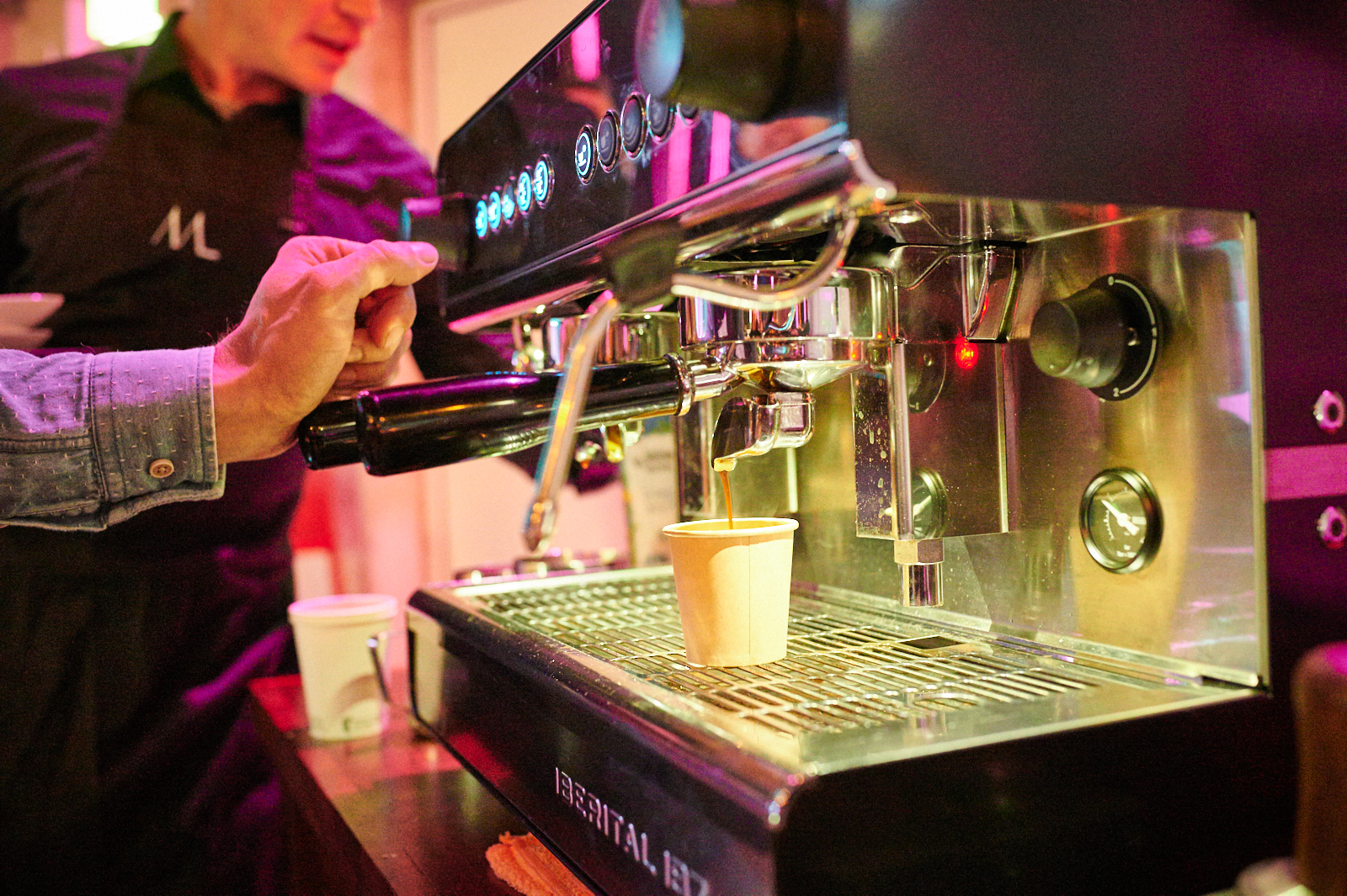 Nachaufnahme: Kaffee läuft aus der Maschine in den Becher
