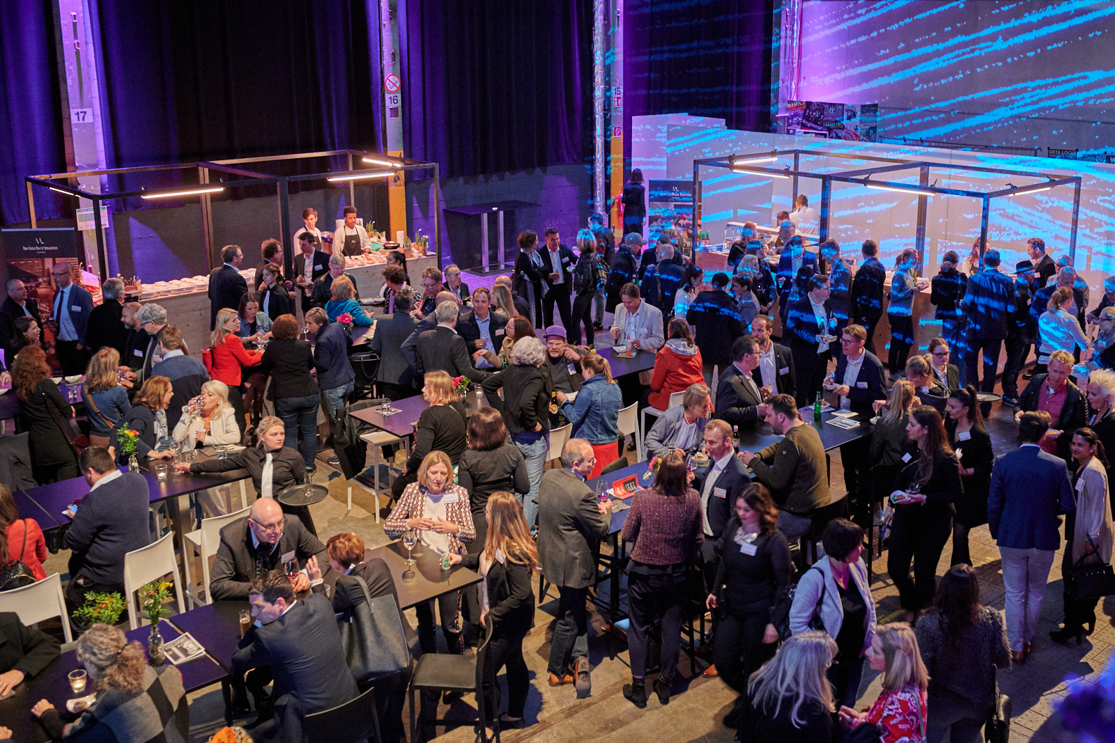 Menschenmenge unterhält sich auf einer Networking Veranstaltung