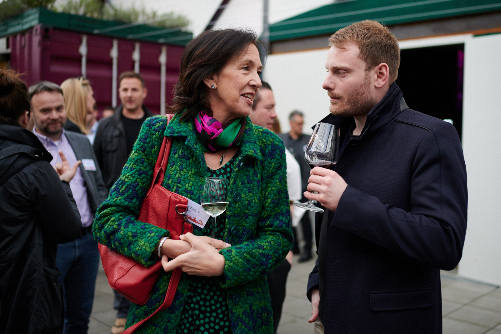 Menschen unterhalten sich auf einer Networking Veranstaltung