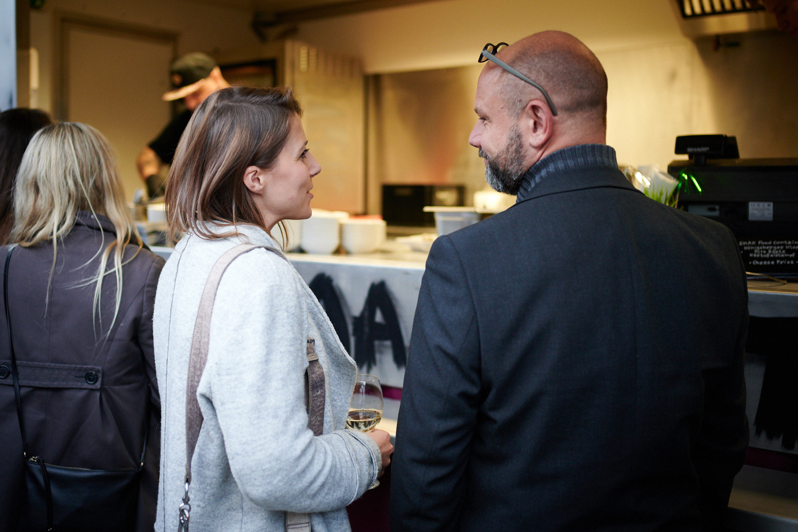 Menschen unterhalten sich auf einer Networking Veranstaltung