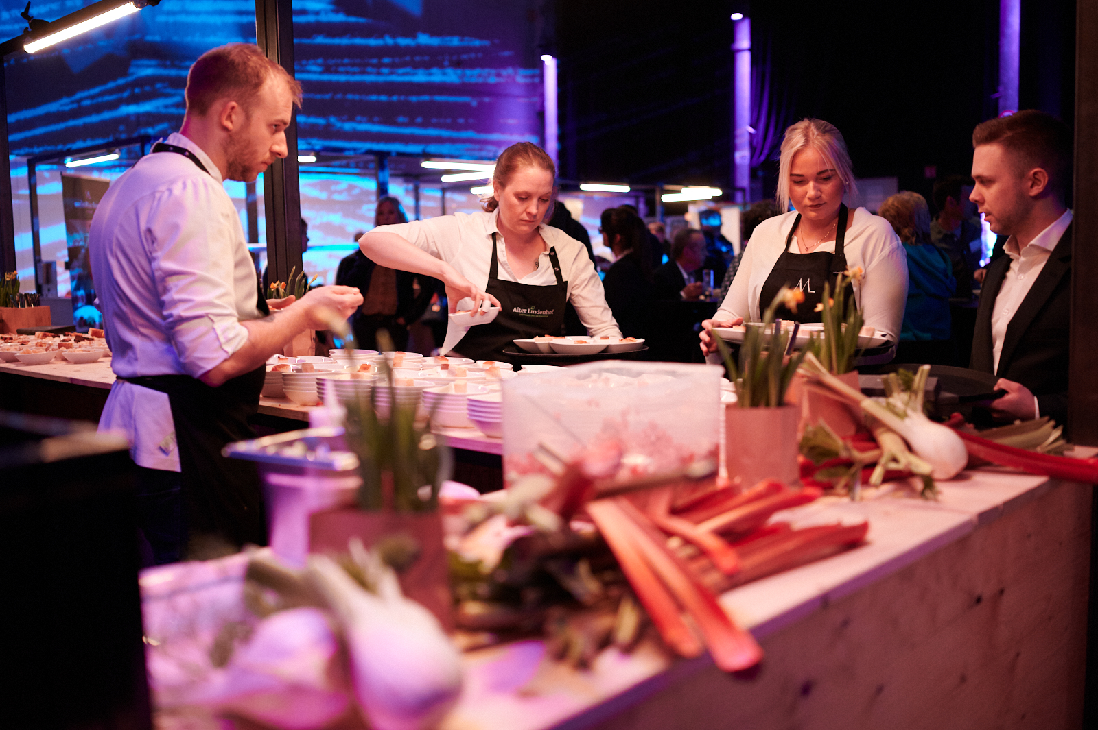 Catering-Personal bereitet das Buffet vor