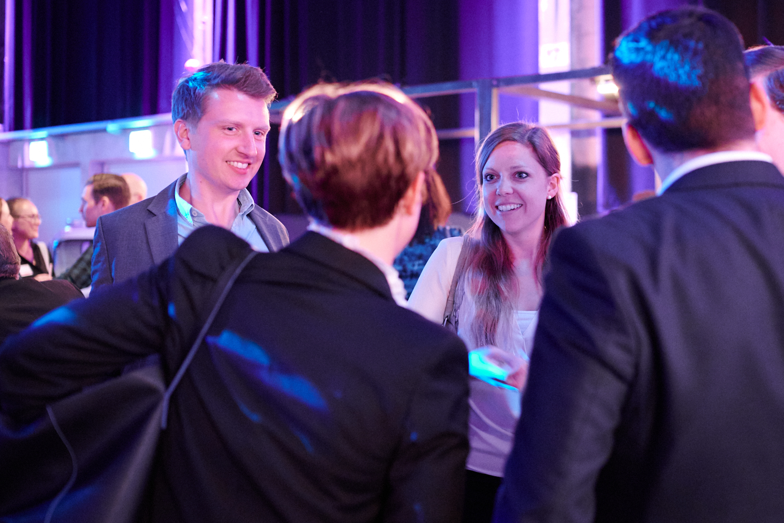 Menschen unterhalten sich auf einer Networking Veranstaltung