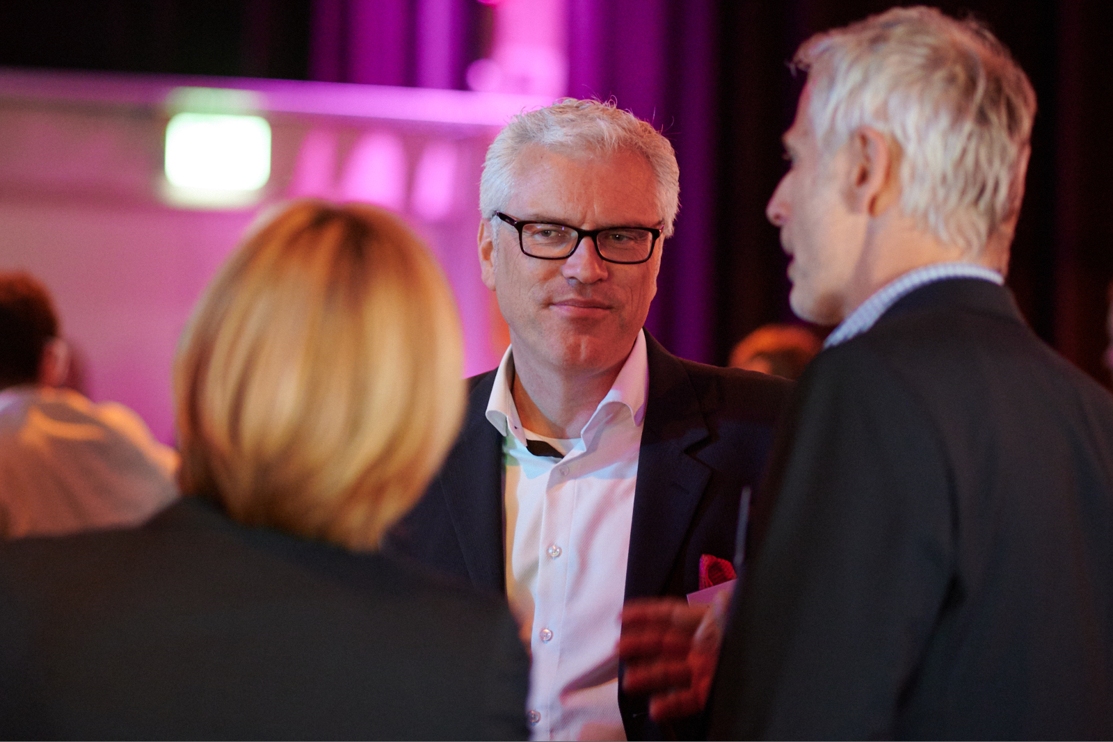 Menschen unterhalten sich auf einer Networking Veranstaltung