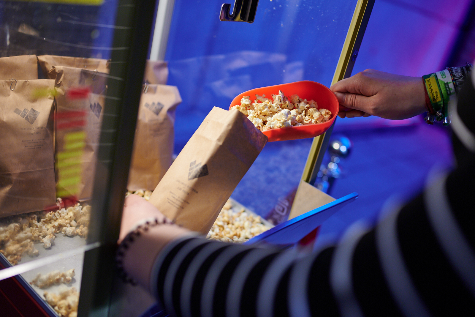 Popcorn wird in eine Tüte gefüllt