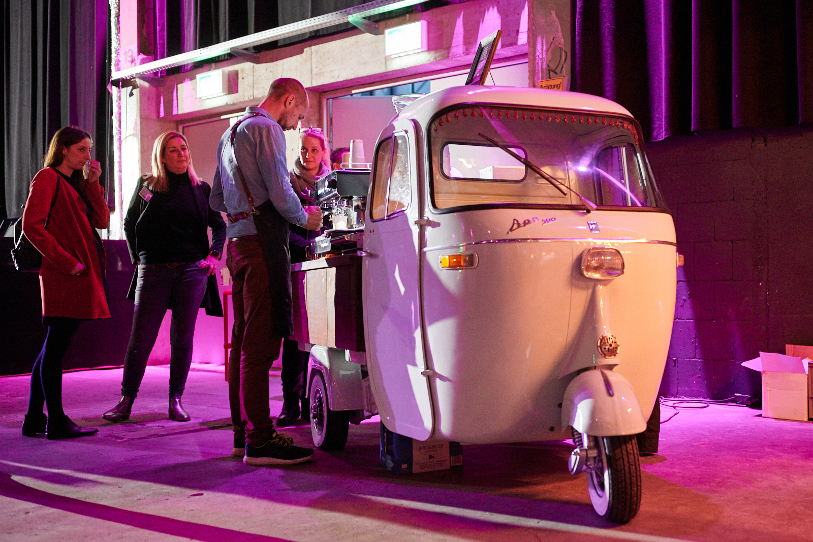 Kaffee wird von einem Oldtimer Trike ausgegeben