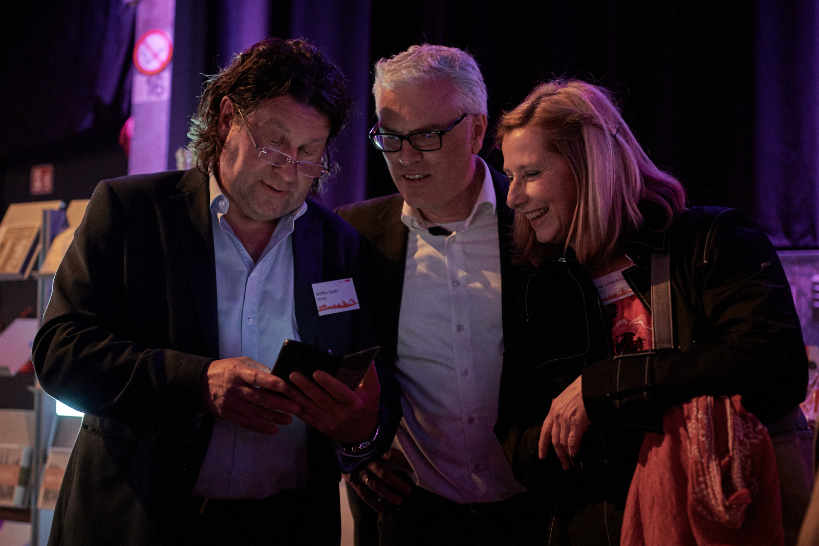 Menschen unterhalten sich auf einer Networking Veranstaltung