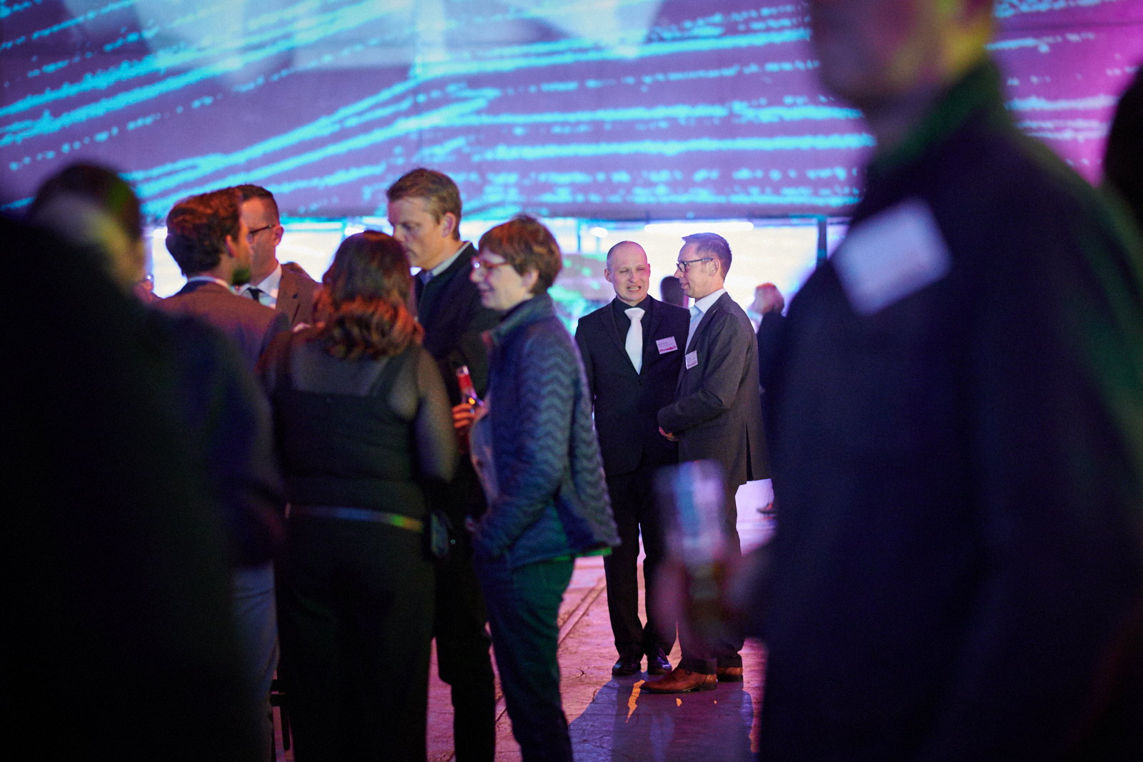 Menschen unterhalten sich auf einer Networking Veranstaltung