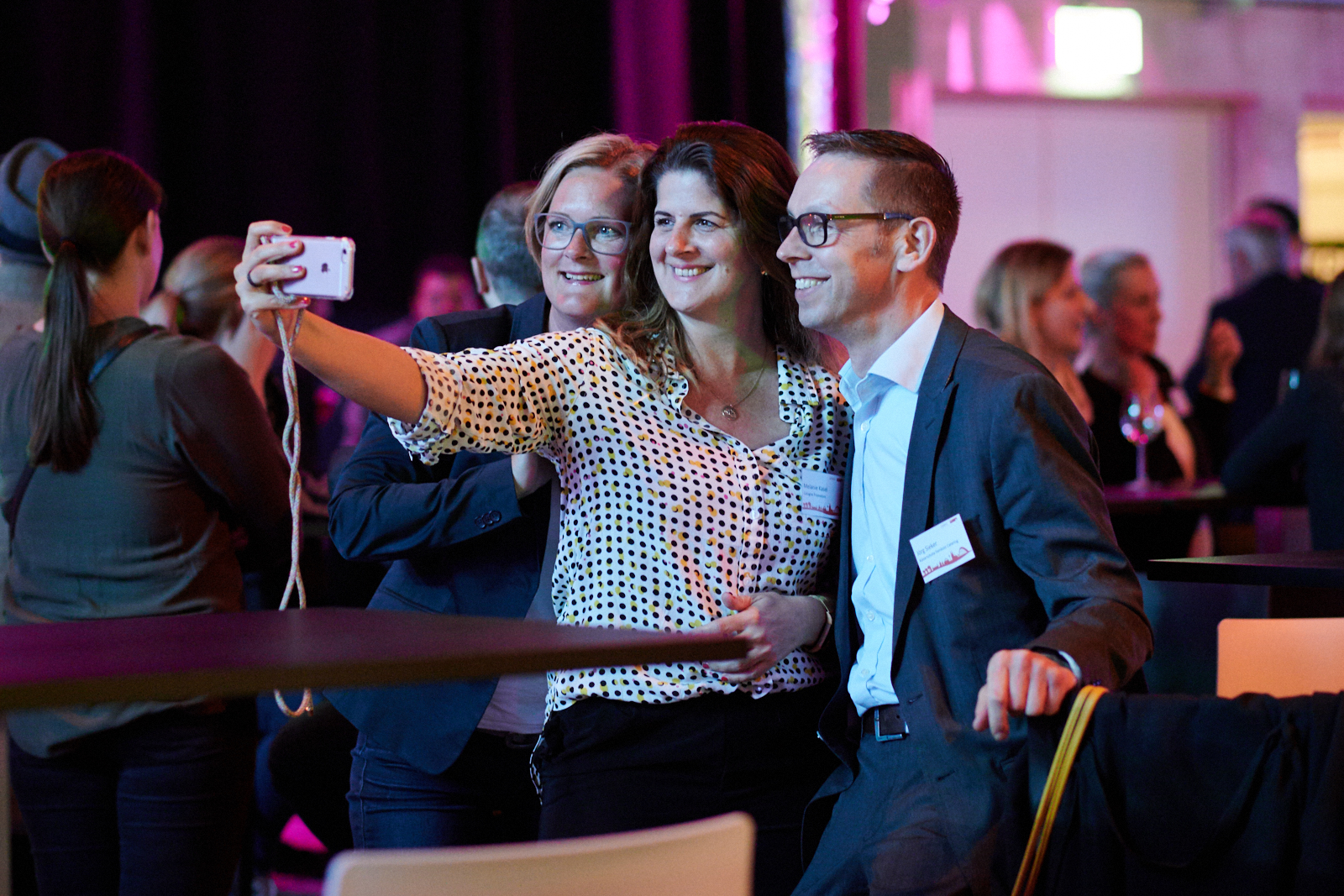 Menschen unterhalten sich auf einer Networking Veranstaltung