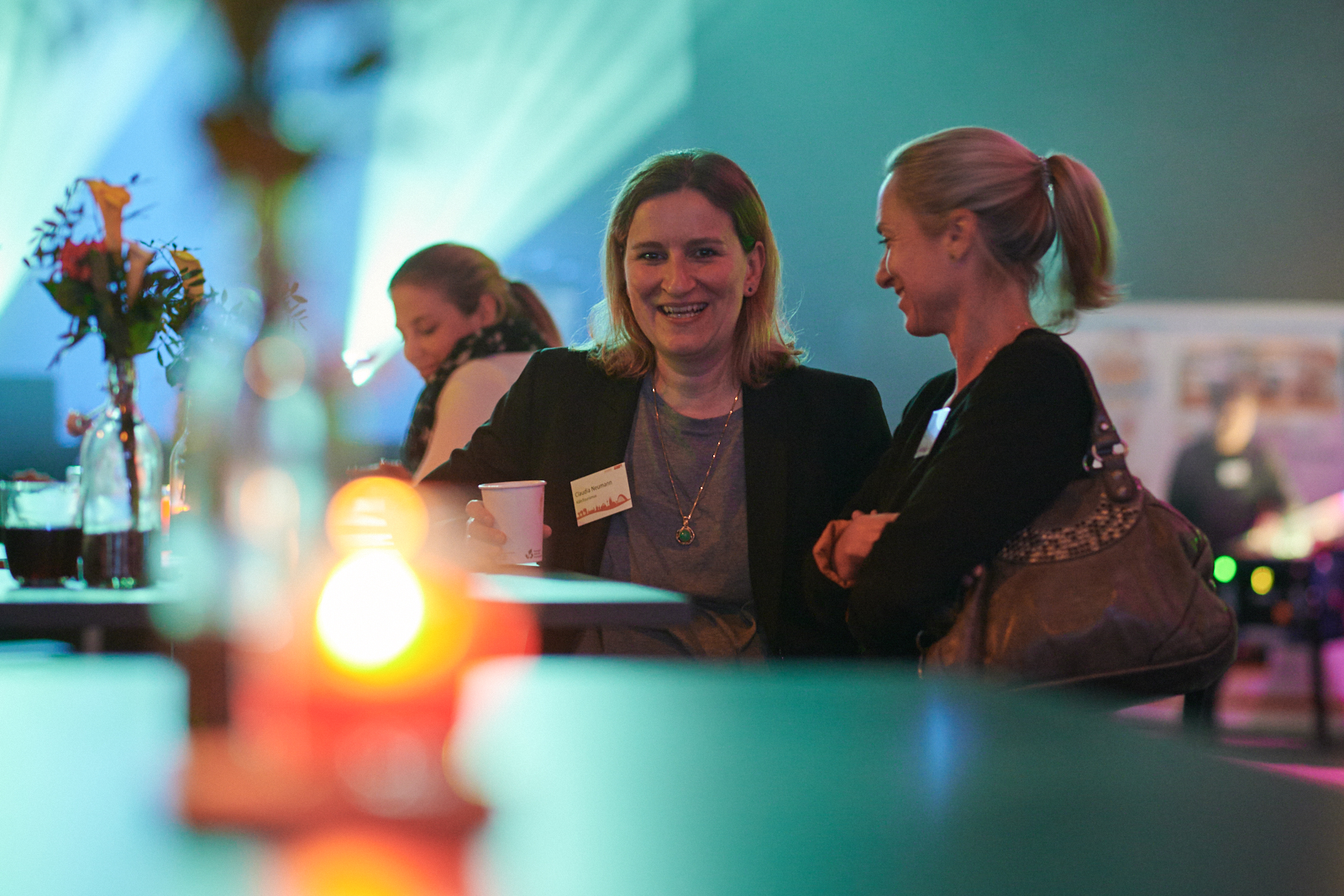 Menschen unterhalten sich auf einer Networking Veranstaltung