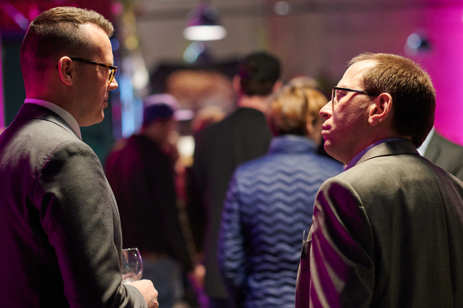 Menschen unterhalten sich auf einer Networking Veranstaltung