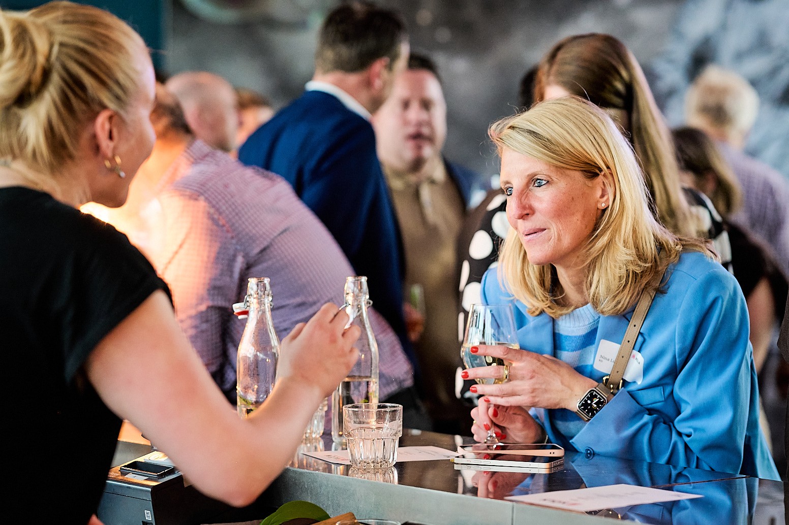 Personen unterhalten sich auf dem Networking Event