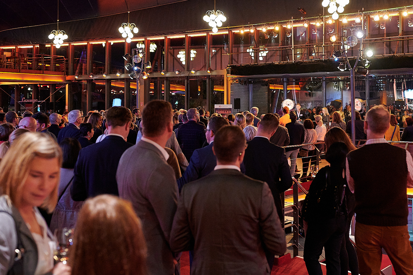 Personen unterhalten sich auf einem Networking Event