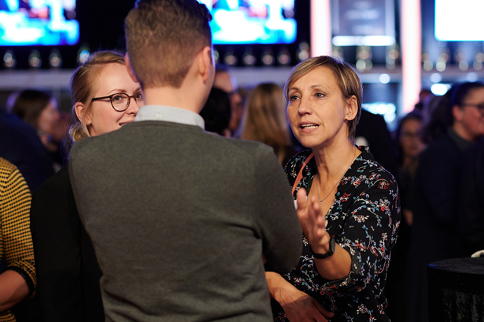 Personen unterhalten sich auf einem Networking Event