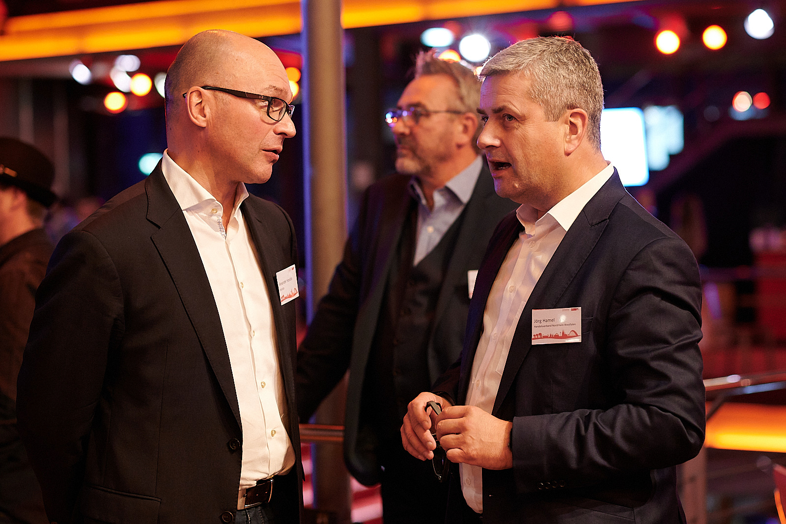 Personen unterhalten sich auf einem Networking Event