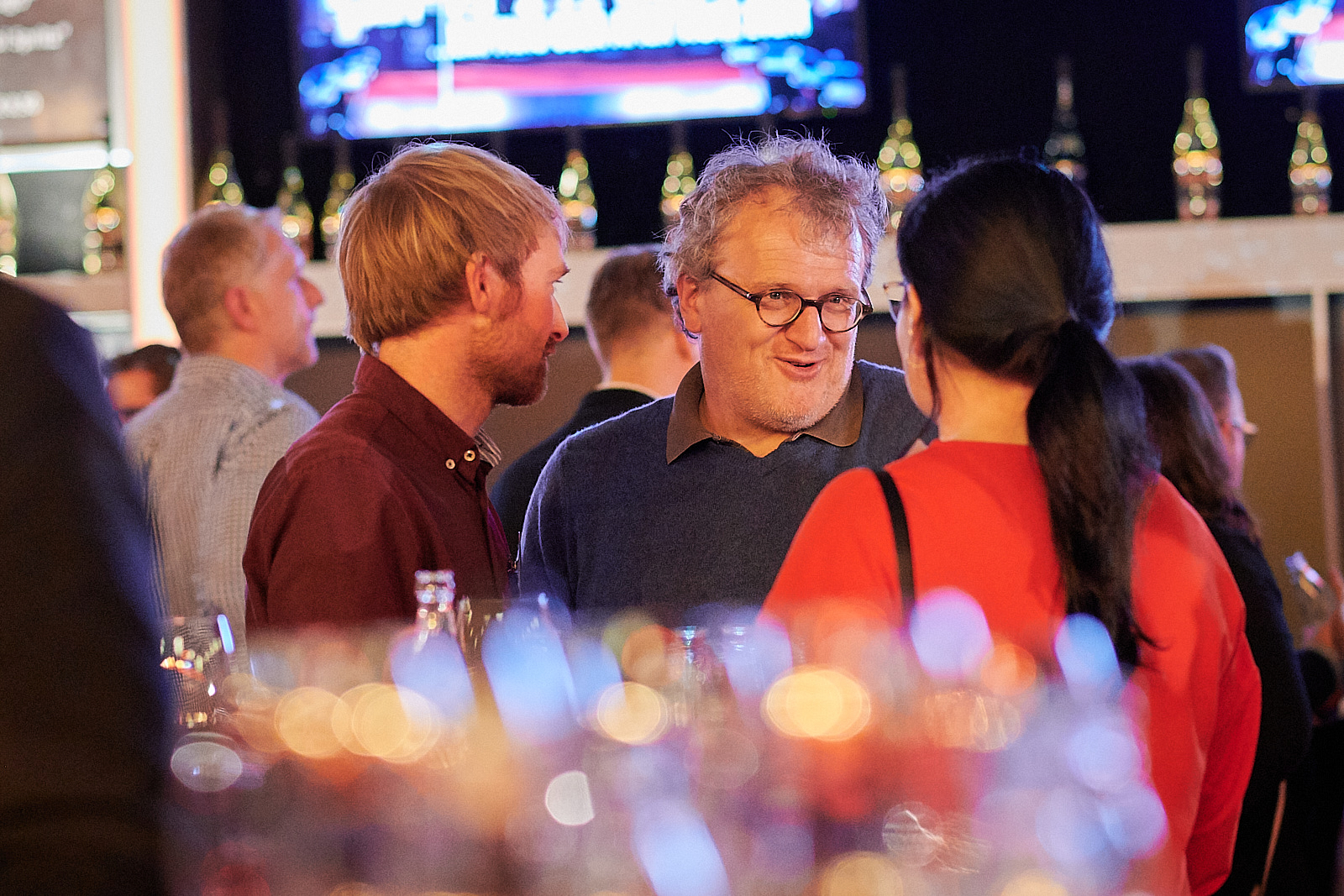 Personen unterhalten sich auf einem Networking Event