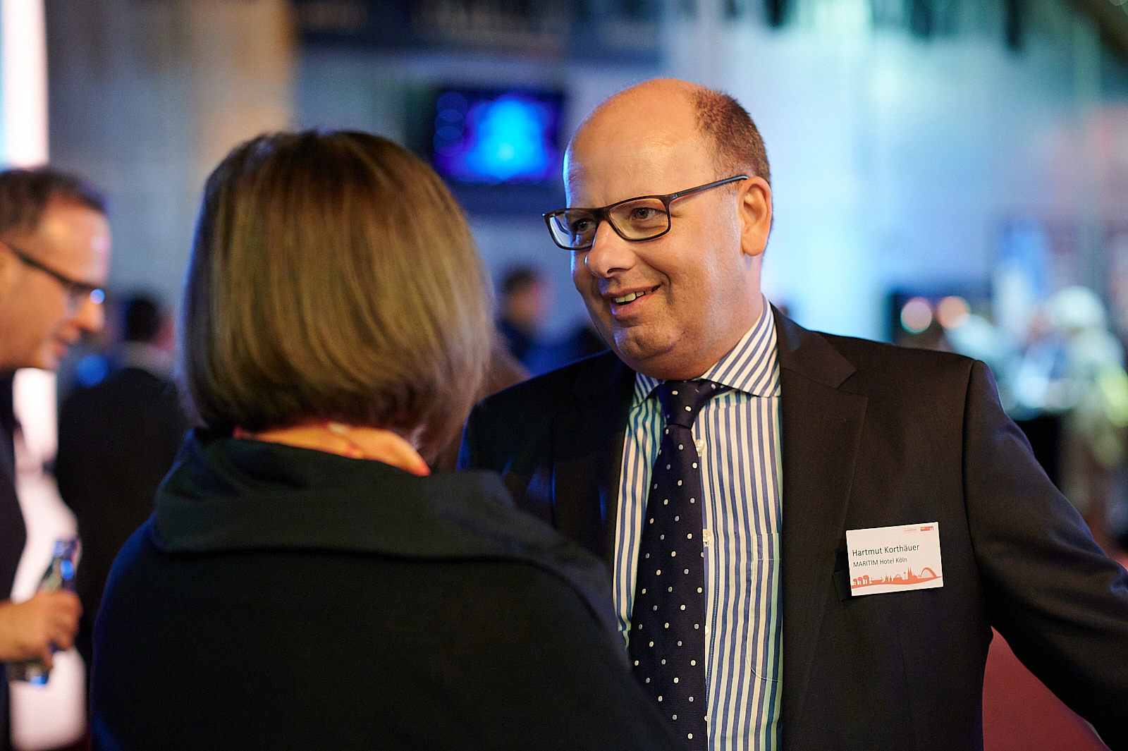 Personen unterhalten sich auf einem Networking Event