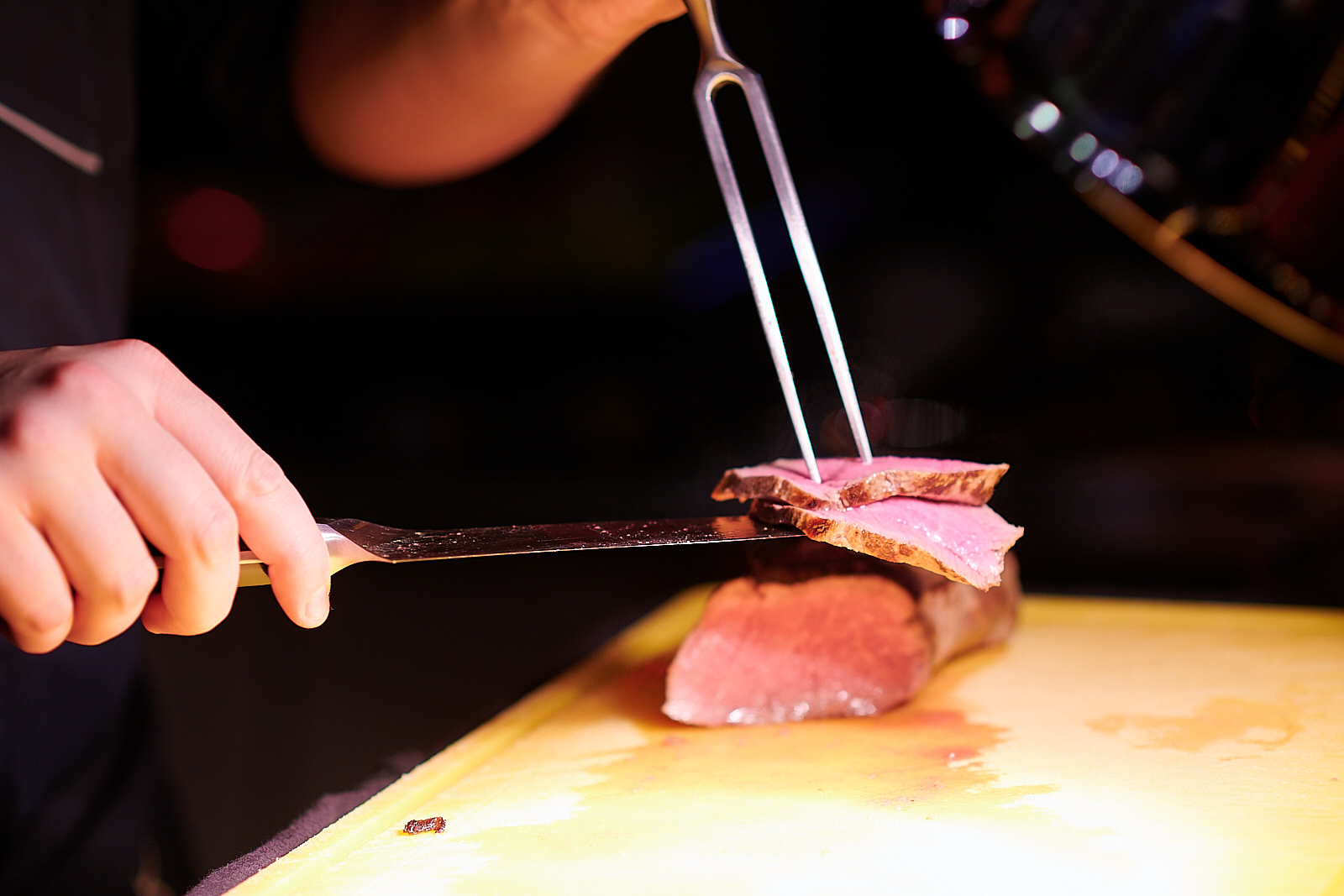 Ein Stück Fleisch wird geschnitten