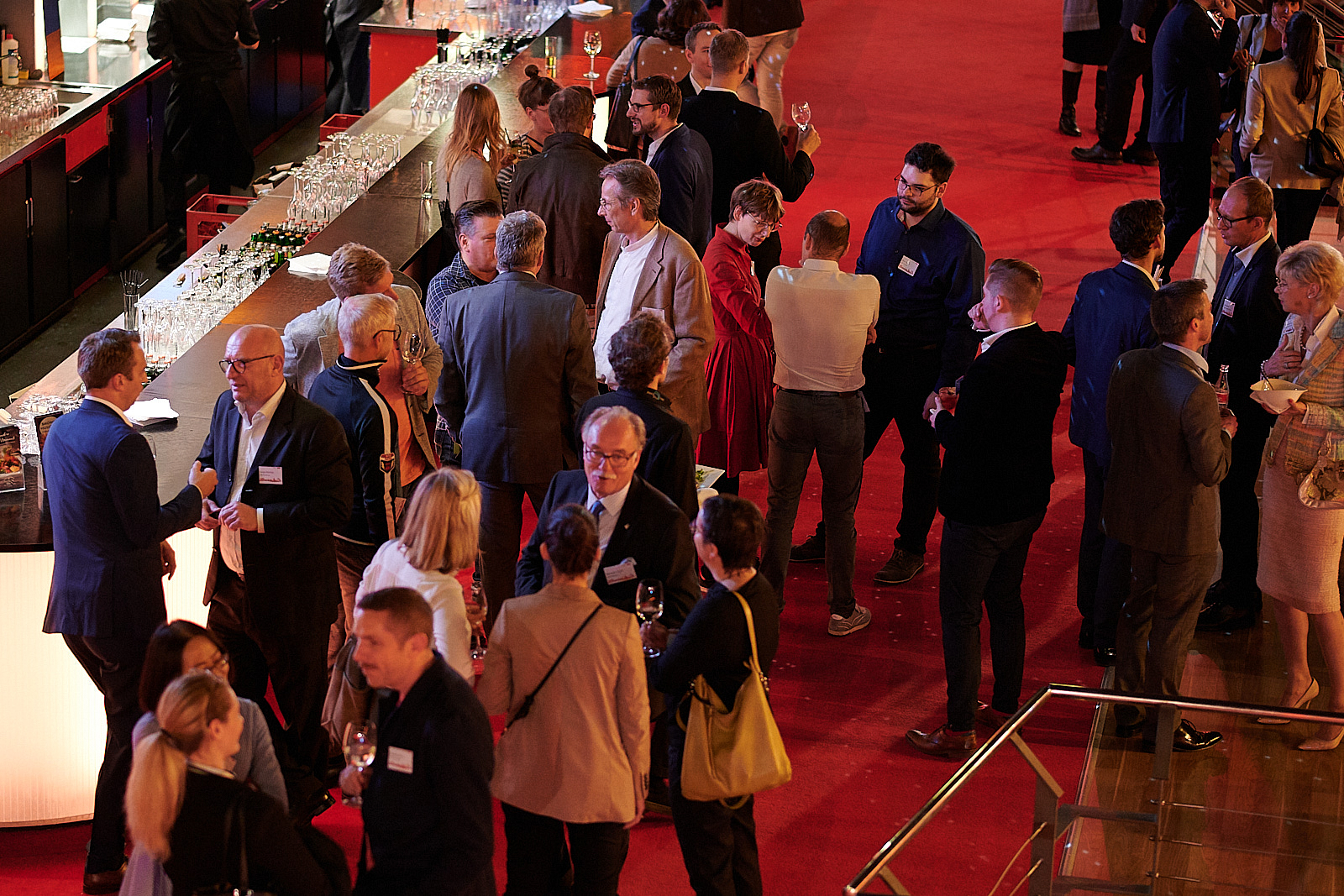 Personen unterhalten sich auf einem Networking Event
