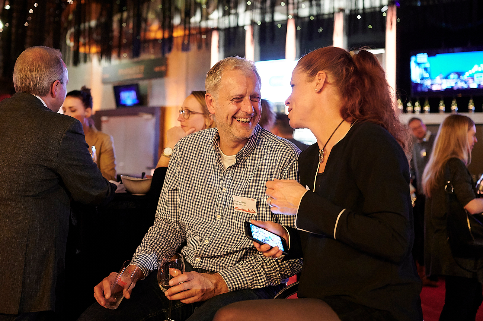 Personen unterhalten sich auf einem Networking Event
