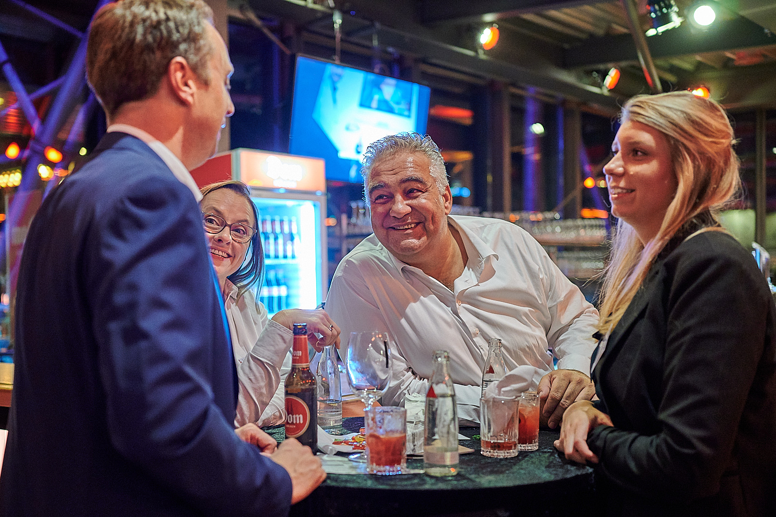 Personen unterhalten sich auf einem Networking Event