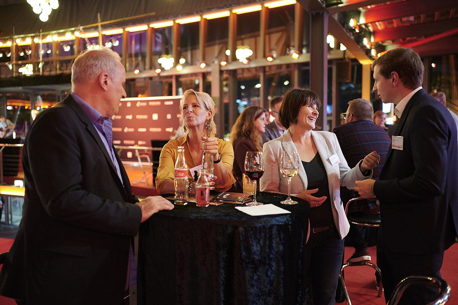 Personen unterhalten sich auf einem Networking Event