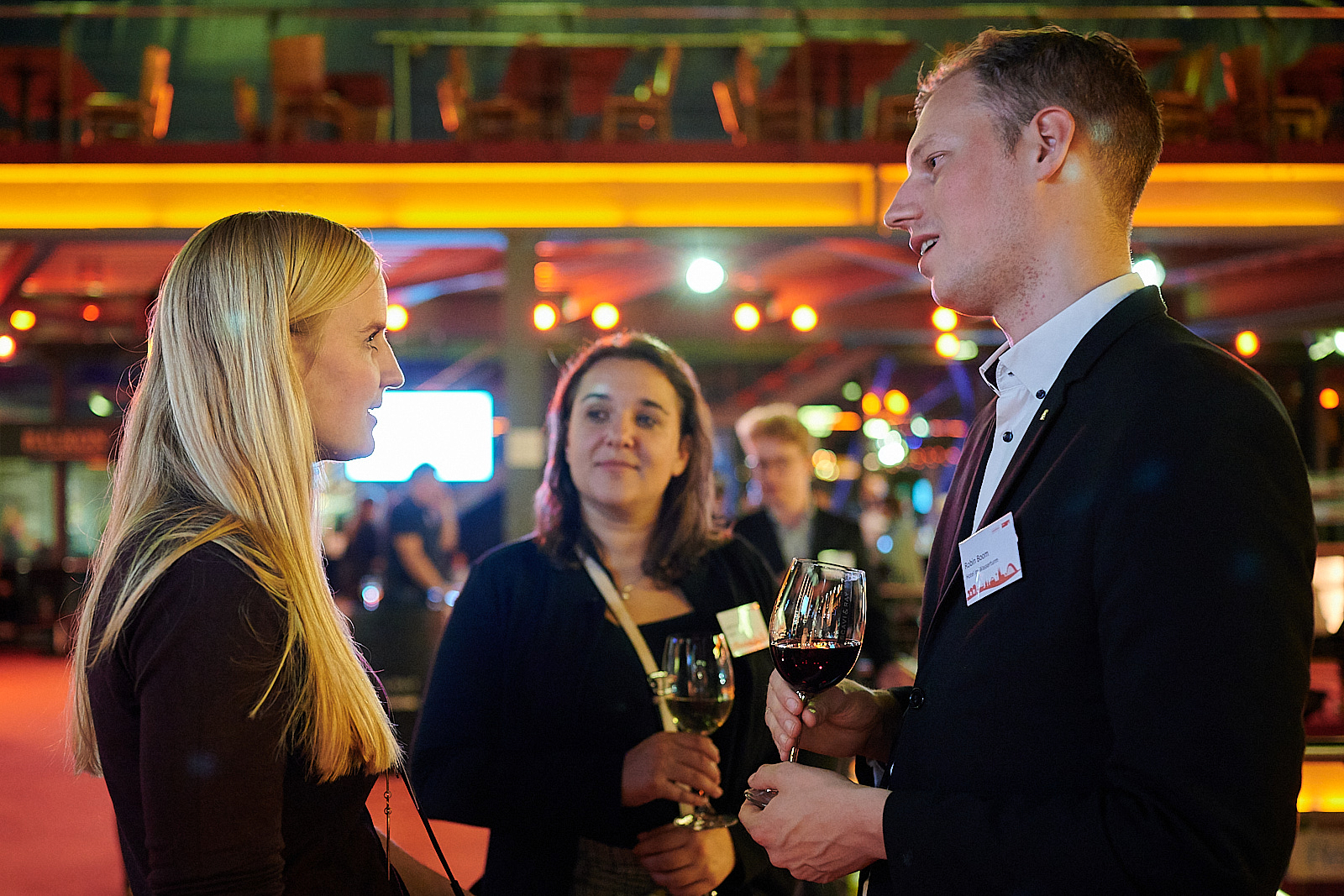 Personen unterhalten sich auf einem Networking Event
