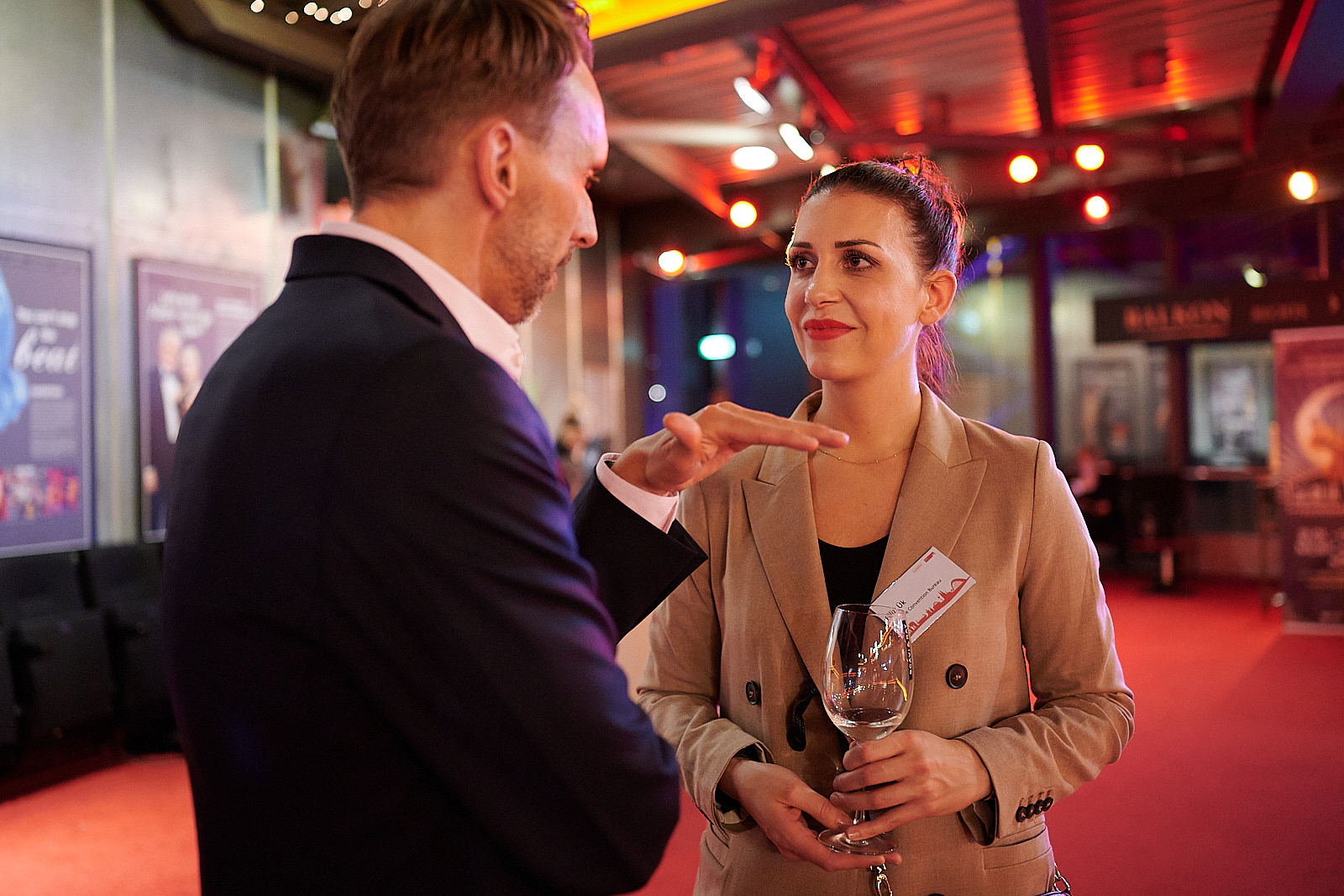 Personen unterhalten sich auf einem Networking Event