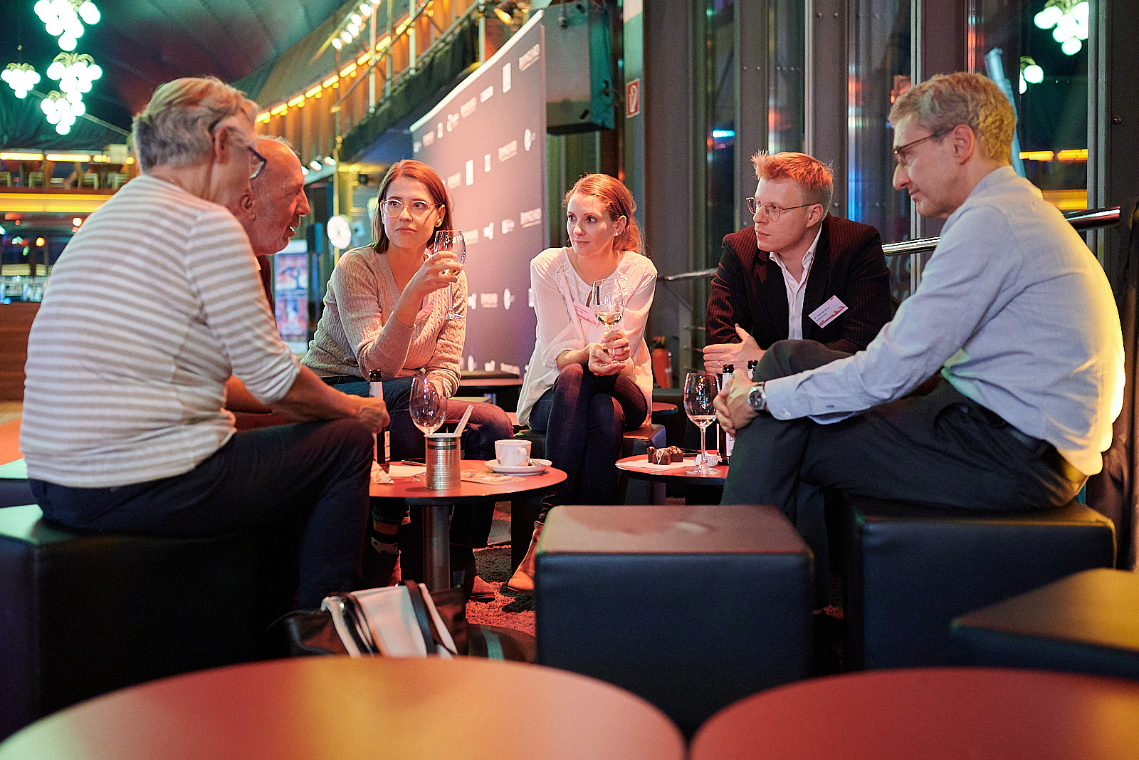 Personen unterhalten sich auf einem Networking Event
