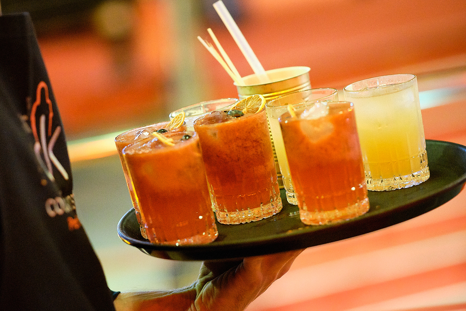 Bunte Cocktails auf einem Tablett