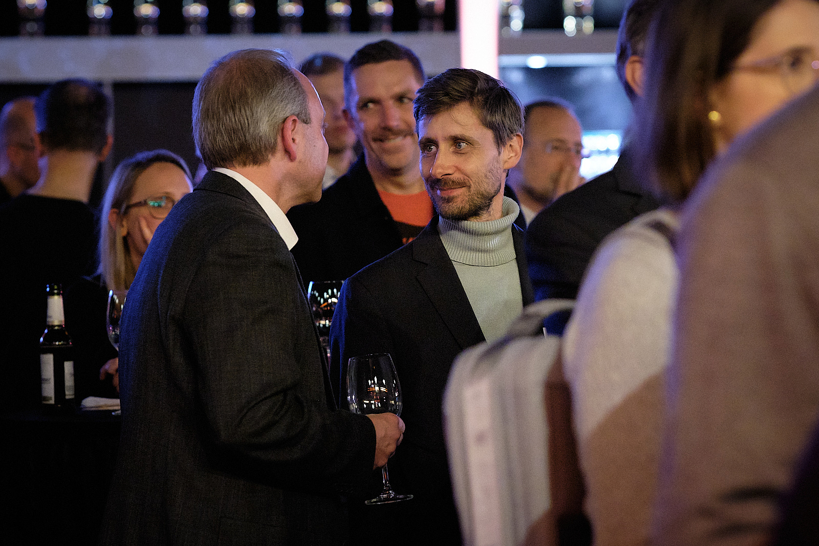 Personen unterhalten sich auf einem Networking Event