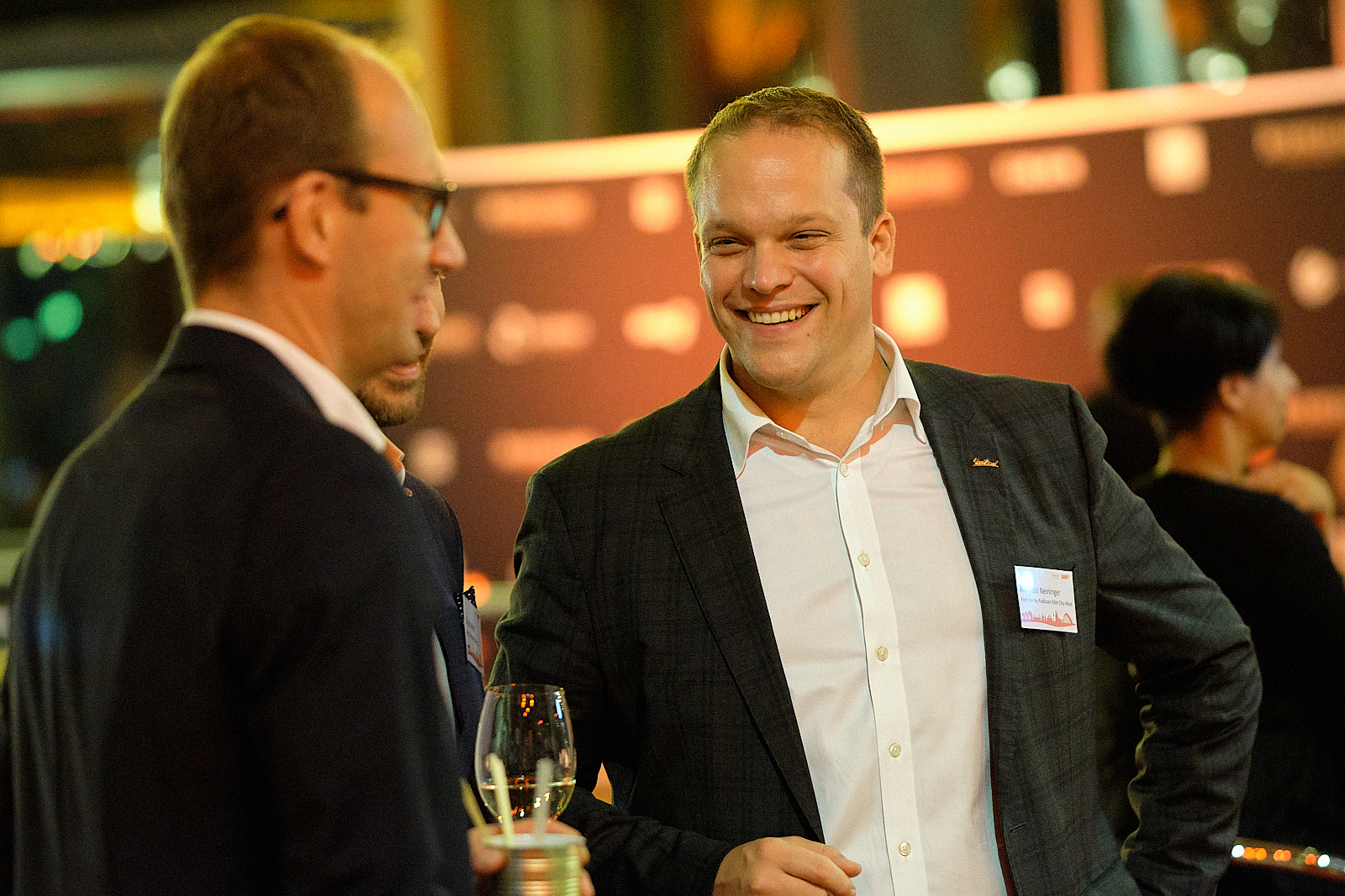 Personen unterhalten sich auf einem Networking Event