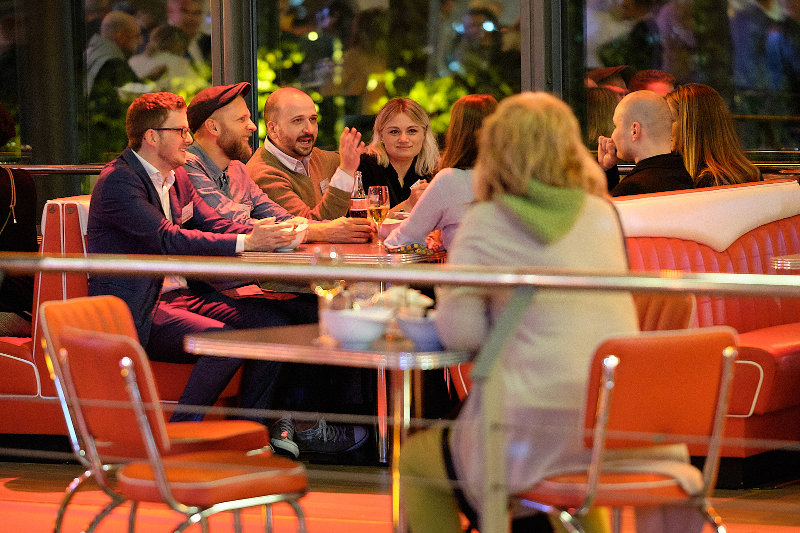 Personen unterhalten sich auf einem Networking Event