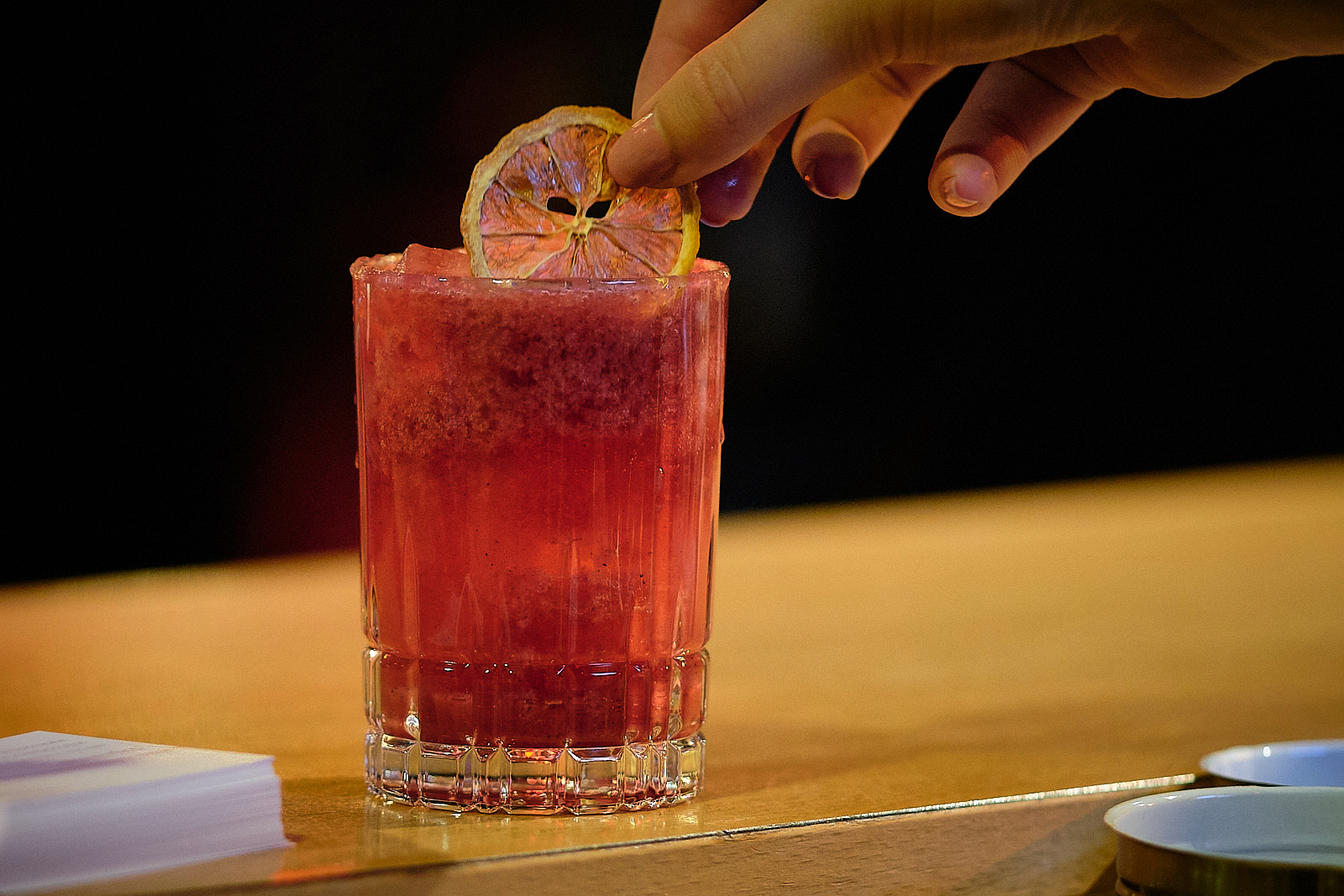 Roter Cocktail im Glas