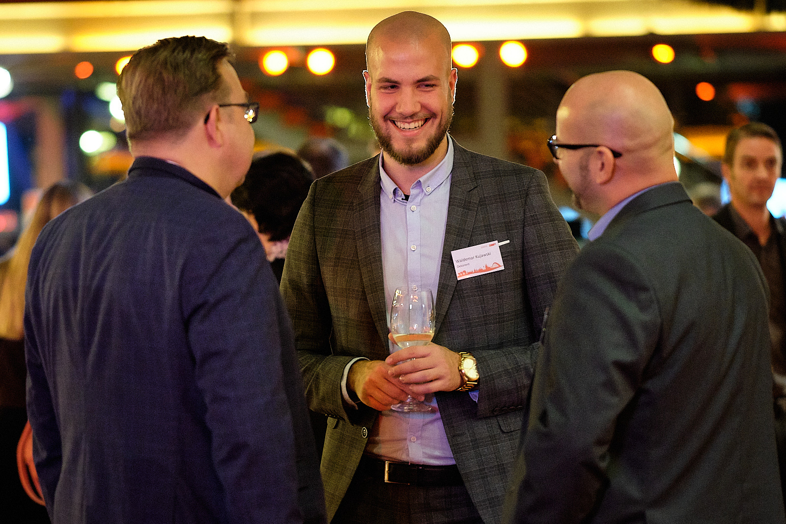 Personen unterhalten sich auf einem Networking Event